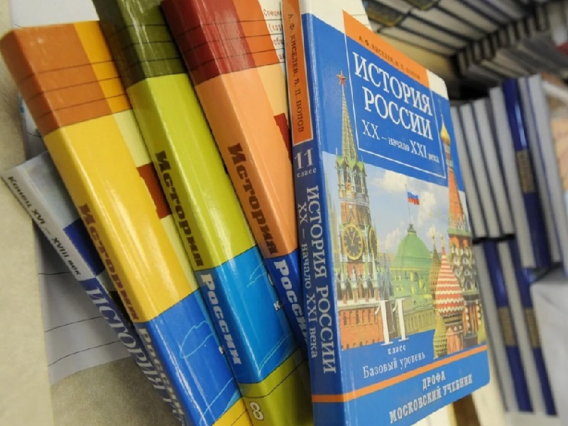 Обеспечение учебниками учащихся средних и старших классов.