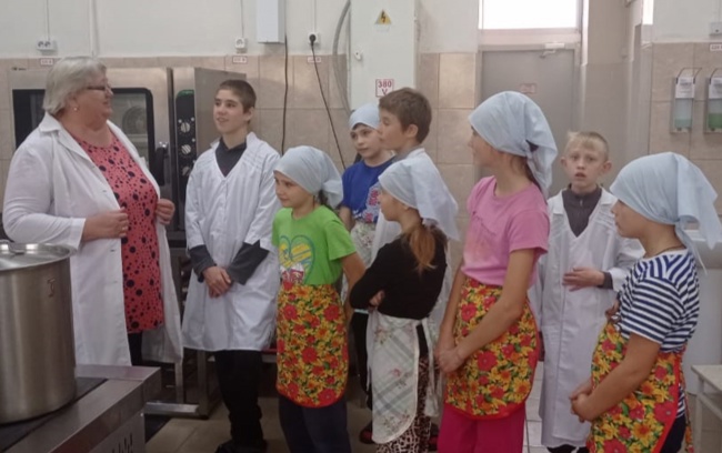 Экскурсия "Визит в школьную столовую".